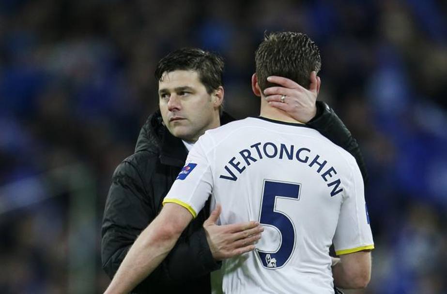 L&#39;allenatore del Tottenham Pochettino consola Vertonghen. Reuters